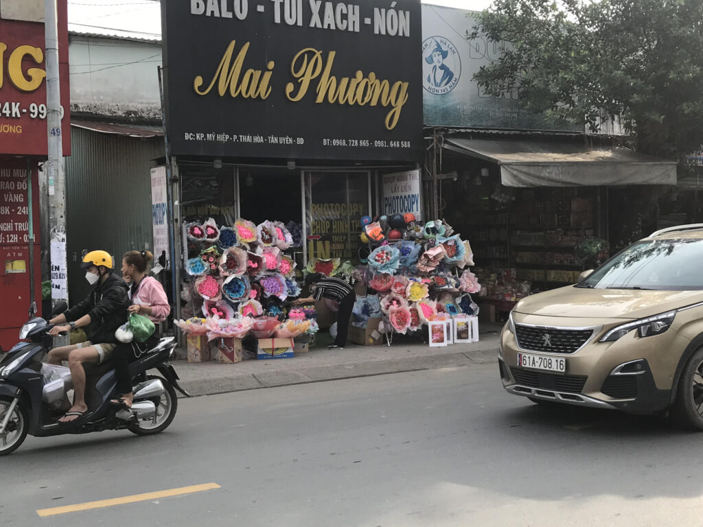 花束を路上で販売する