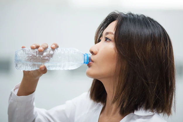 水を飲む人