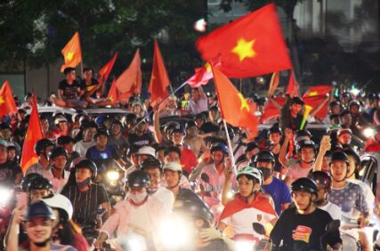 vietnamese drive bike like a typhoon